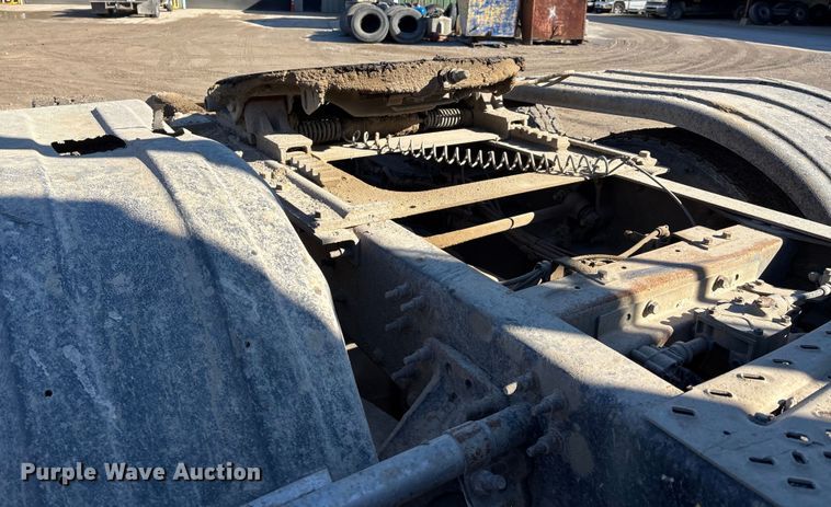 image for item DW7461 2013 Mack CHU613 semi truck