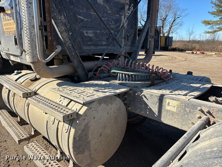 image for item DW7461 2013 Mack CHU613 semi truck