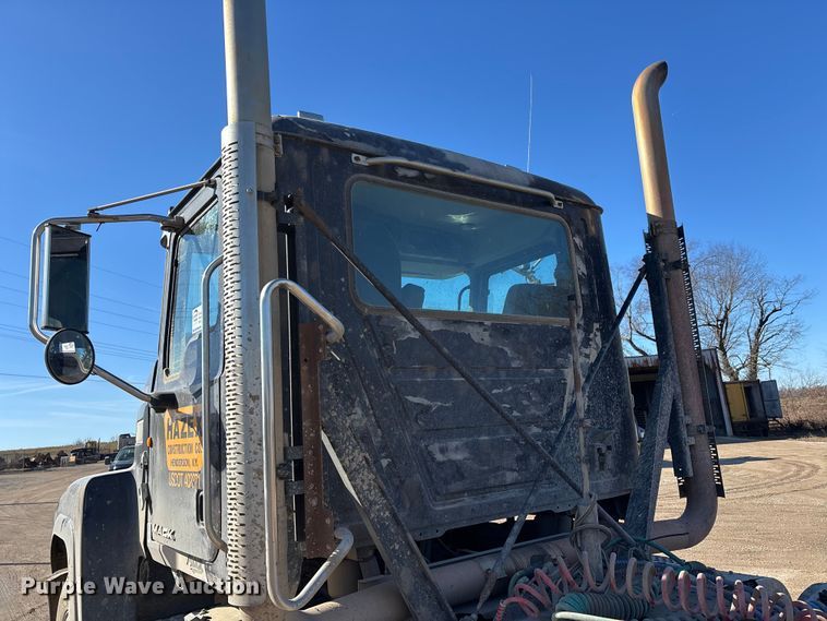 image for item DW7461 2013 Mack CHU613 semi truck