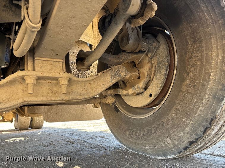 image for item DW7461 2013 Mack CHU613 semi truck