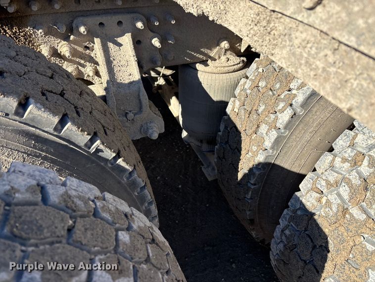 image for item DW7461 2013 Mack CHU613 semi truck