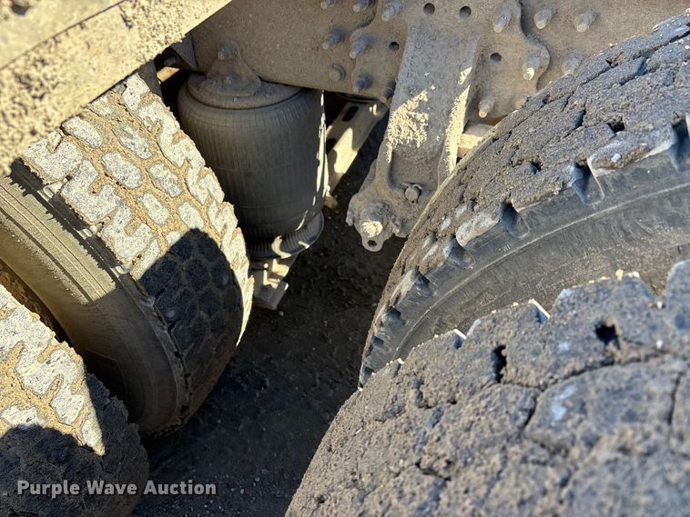 image for item DW7461 2013 Mack CHU613 semi truck