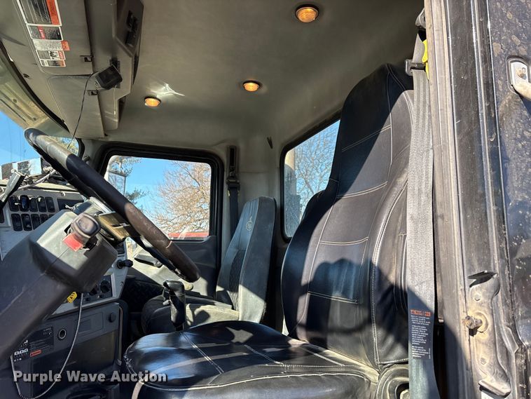 image for item DW7461 2013 Mack CHU613 semi truck