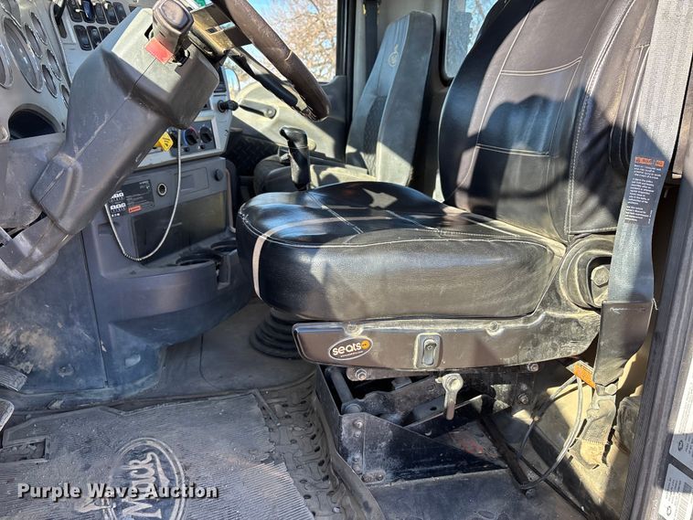 image for item DW7461 2013 Mack CHU613 semi truck