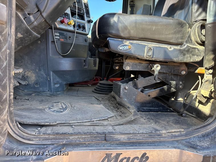 image for item DW7461 2013 Mack CHU613 semi truck