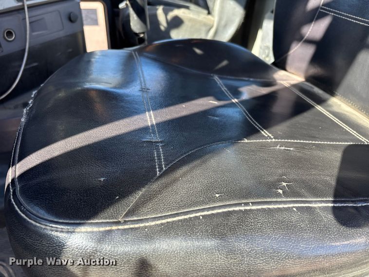 image for item DW7461 2013 Mack CHU613 semi truck