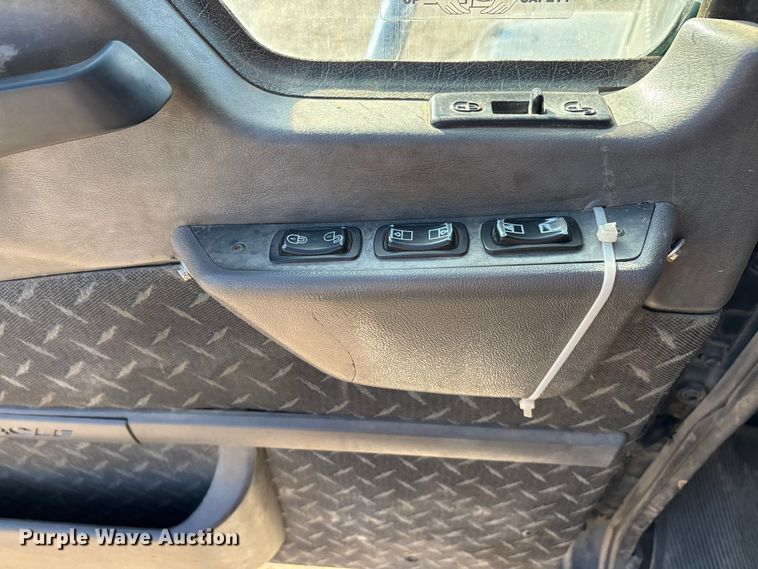 image for item DW7461 2013 Mack CHU613 semi truck