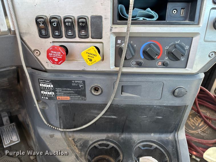 image for item DW7461 2013 Mack CHU613 semi truck