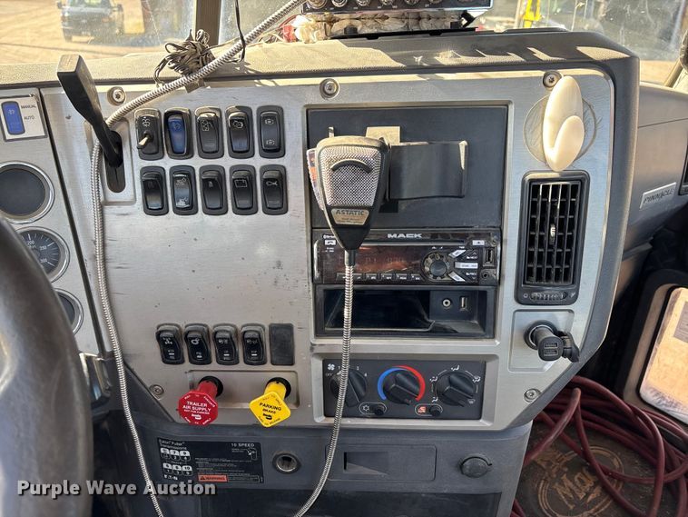 image for item DW7461 2013 Mack CHU613 semi truck