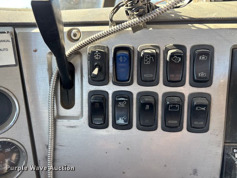 image for item DW7461 2013 Mack CHU613 semi truck