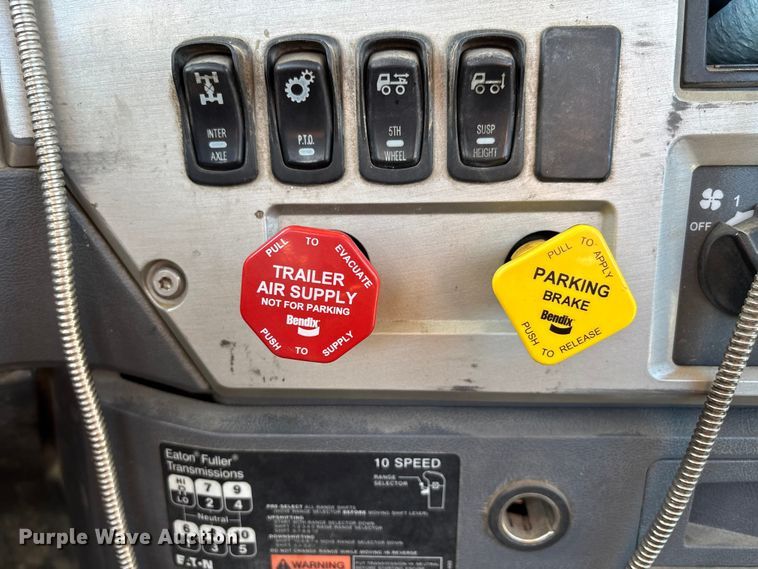 image for item DW7461 2013 Mack CHU613 semi truck