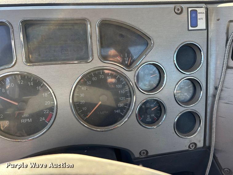 image for item DW7461 2013 Mack CHU613 semi truck