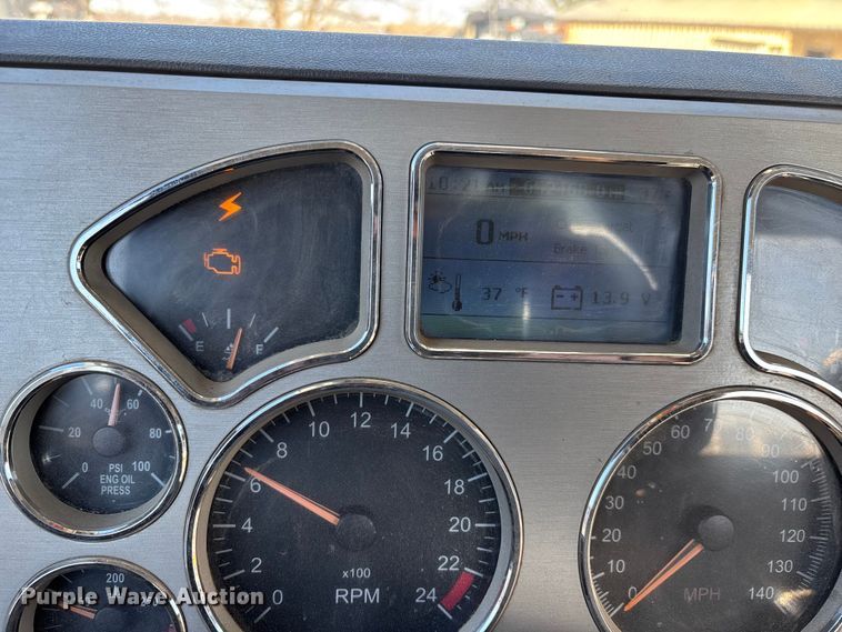 image for item DW7461 2013 Mack CHU613 semi truck