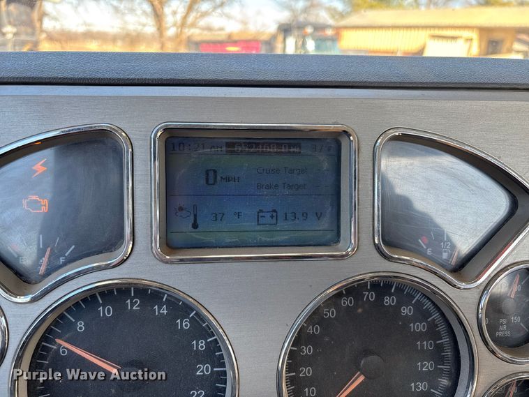 image for item DW7461 2013 Mack CHU613 semi truck