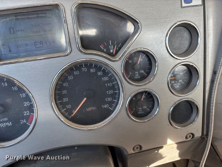 image for item DW7461 2013 Mack CHU613 semi truck