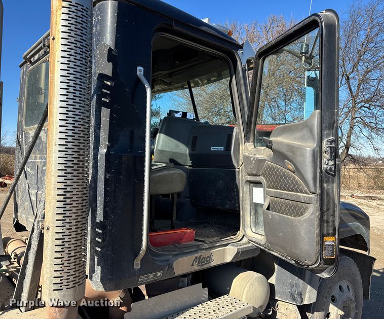 image for item DW7461 2013 Mack CHU613 semi truck