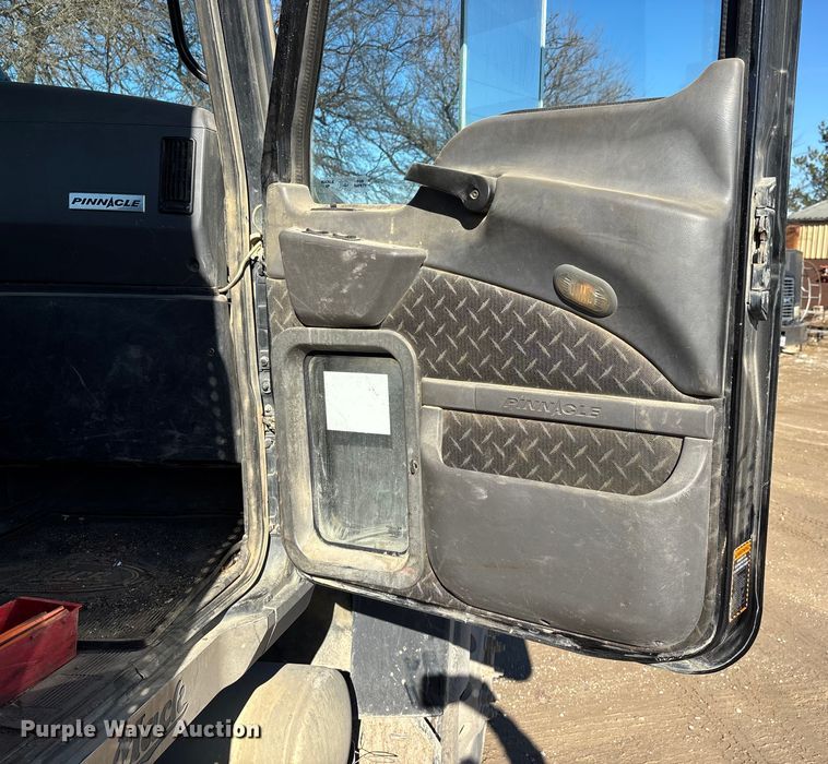 image for item DW7461 2013 Mack CHU613 semi truck