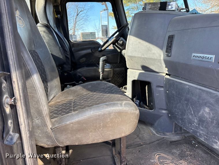 image for item DW7461 2013 Mack CHU613 semi truck