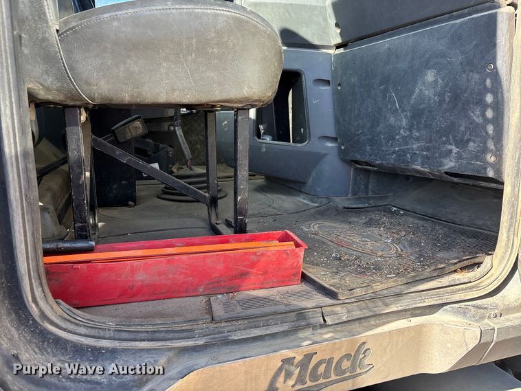 image for item DW7461 2013 Mack CHU613 semi truck