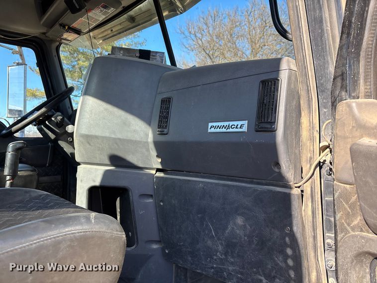 image for item DW7461 2013 Mack CHU613 semi truck