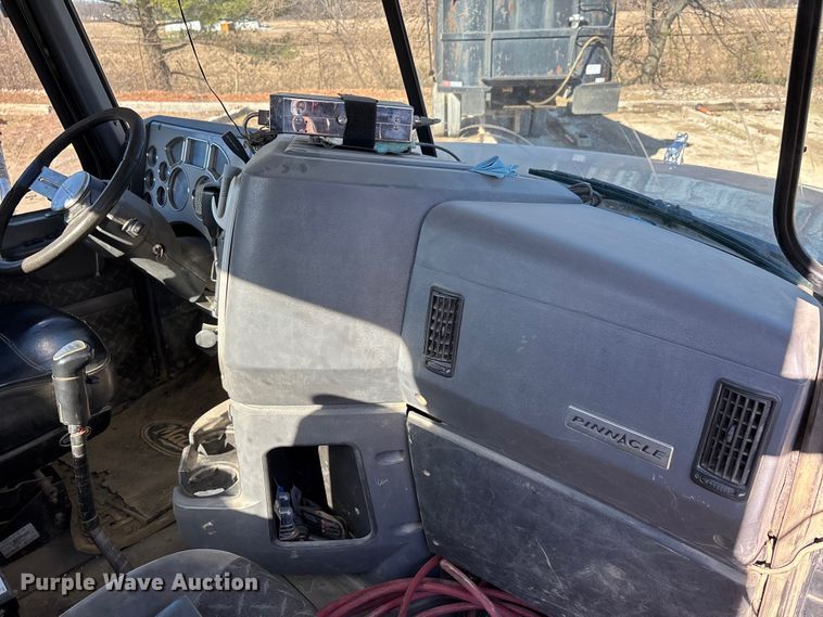 image for item DW7461 2013 Mack CHU613 semi truck