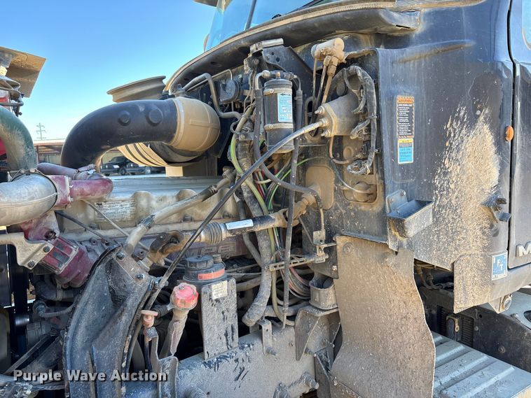 image for item DW7461 2013 Mack CHU613 semi truck