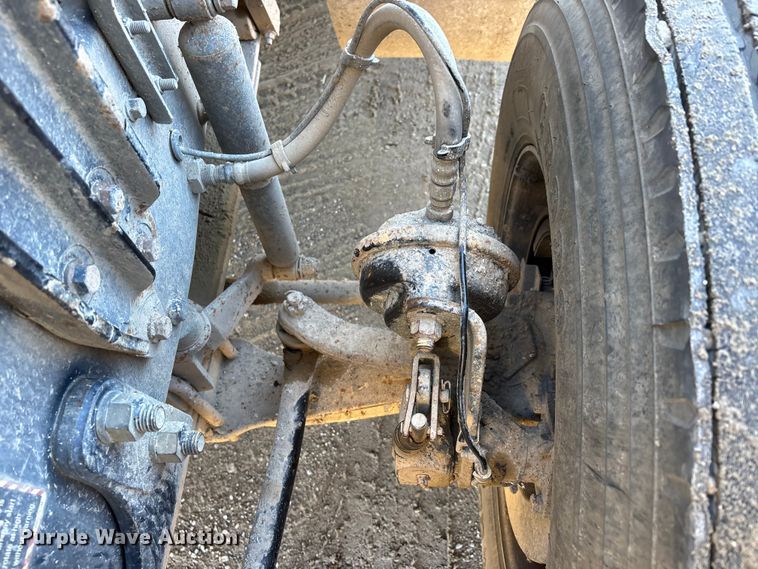 image for item DW7461 2013 Mack CHU613 semi truck