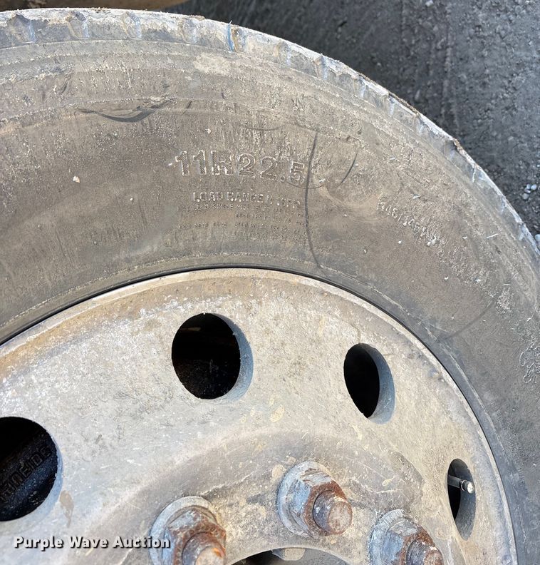 image for item DW7461 2013 Mack CHU613 semi truck