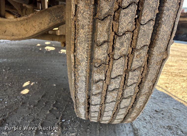 image for item DW7461 2013 Mack CHU613 semi truck