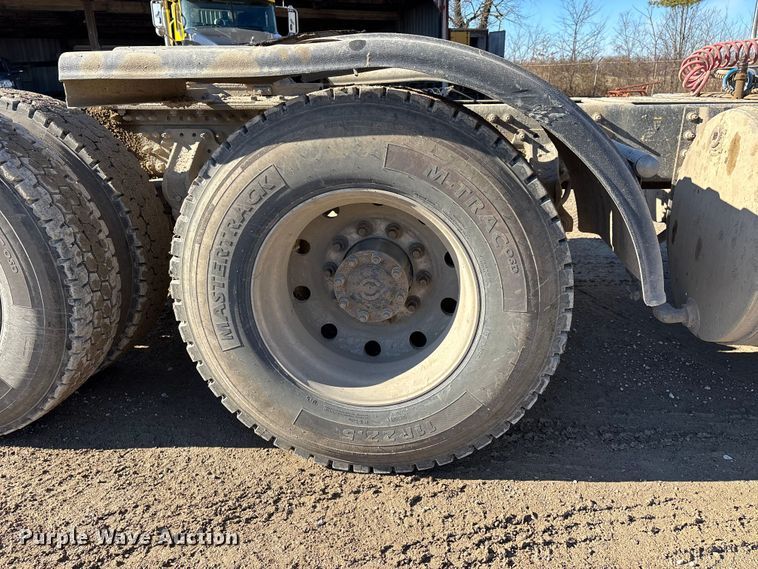 image for item DW7461 2013 Mack CHU613 semi truck