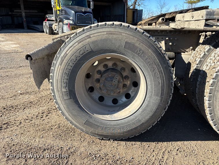 image for item DW7461 2013 Mack CHU613 semi truck