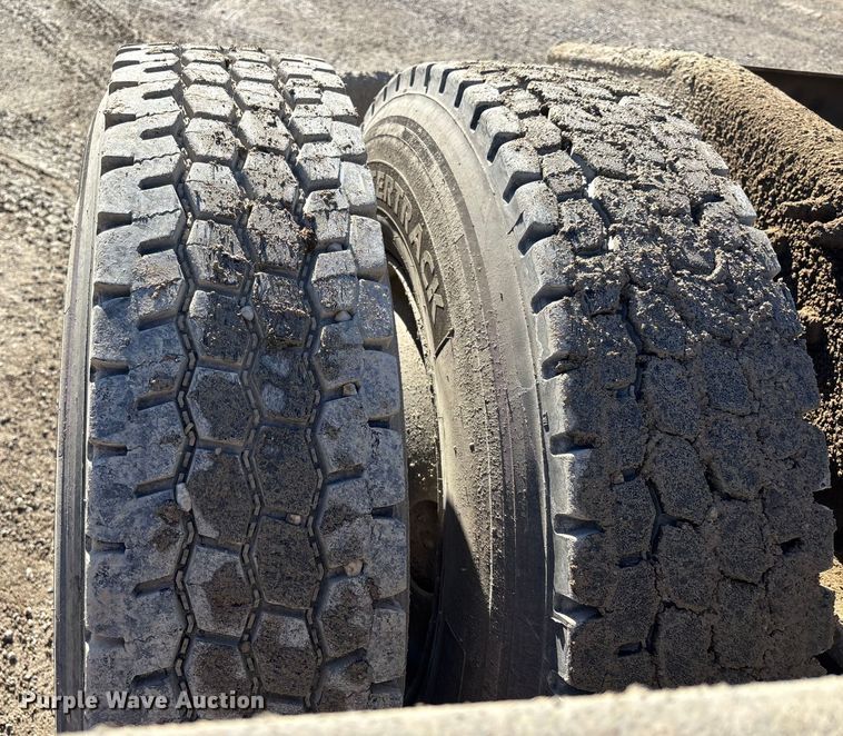 image for item DW7461 2013 Mack CHU613 semi truck