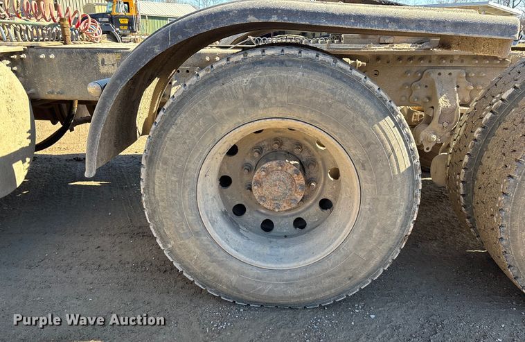 image for item DW7461 2013 Mack CHU613 semi truck