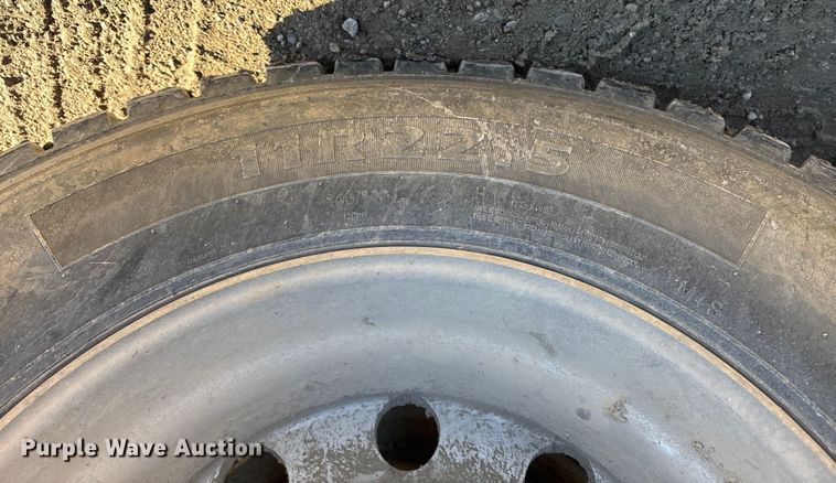 image for item DW7461 2013 Mack CHU613 semi truck