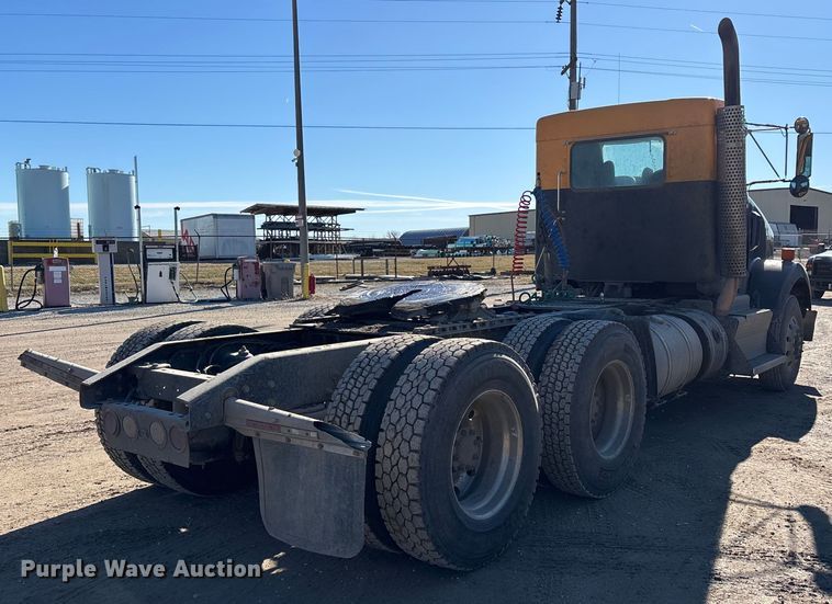 image for item DW7462 2014 Kenworth T800 semi truck