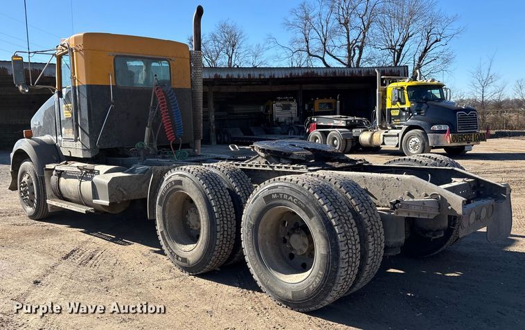 image for item DW7462 2014 Kenworth T800 semi truck