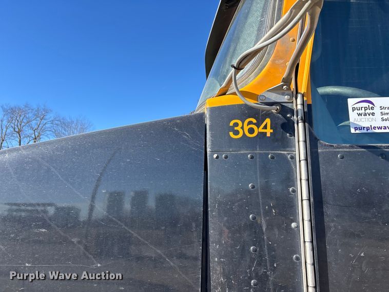 image for item DW7462 2014 Kenworth T800 semi truck