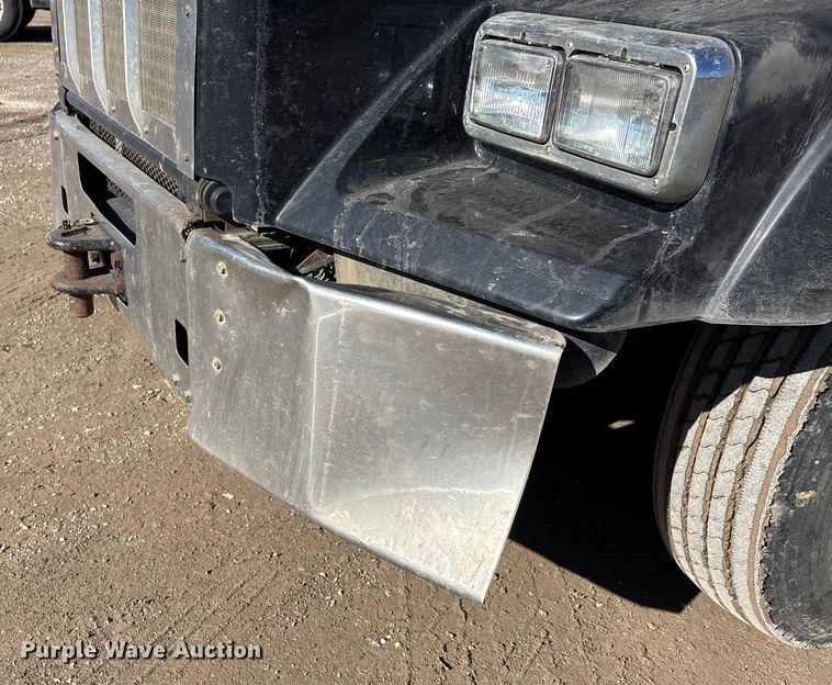 image for item DW7462 2014 Kenworth T800 semi truck