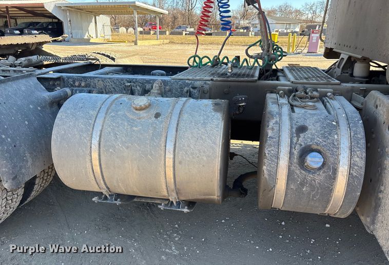 image for item DW7462 2014 Kenworth T800 semi truck