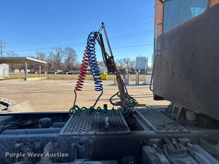 image for item DW7462 2014 Kenworth T800 semi truck