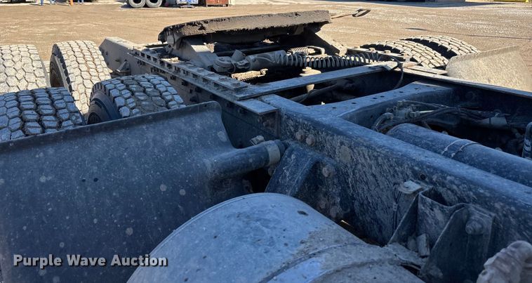 image for item DW7462 2014 Kenworth T800 semi truck