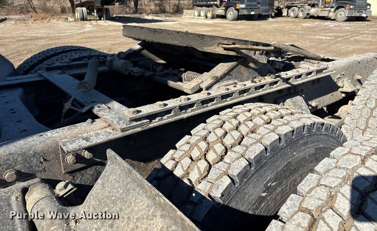 image for item DW7462 2014 Kenworth T800 semi truck