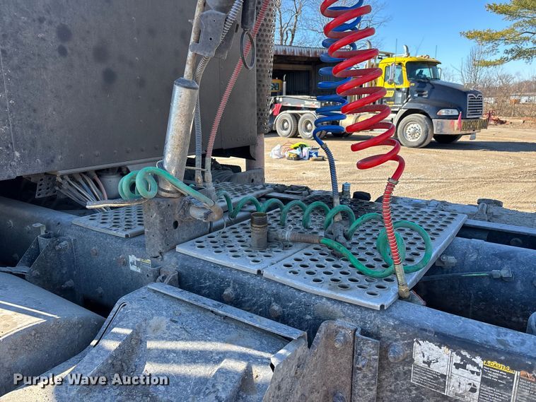 image for item DW7462 2014 Kenworth T800 semi truck