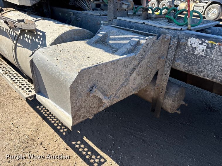 image for item DW7462 2014 Kenworth T800 semi truck