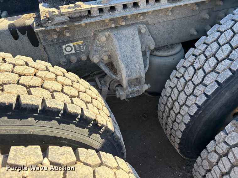 image for item DW7462 2014 Kenworth T800 semi truck