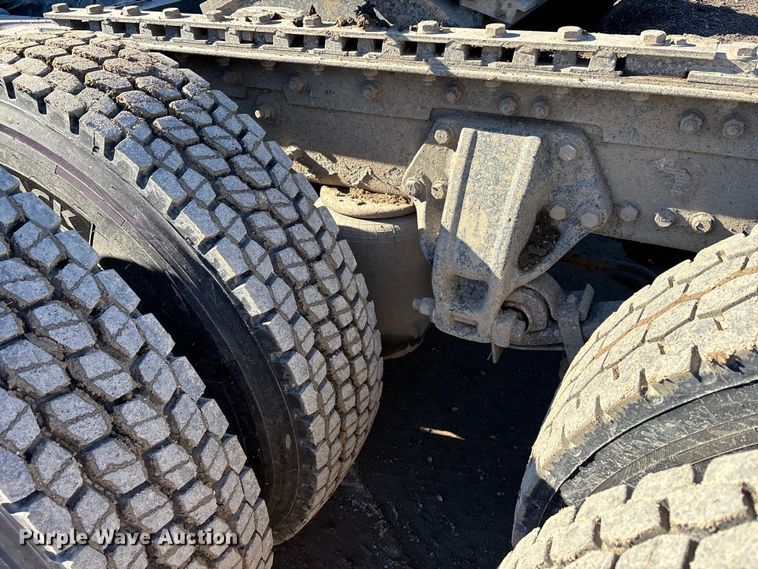 image for item DW7462 2014 Kenworth T800 semi truck