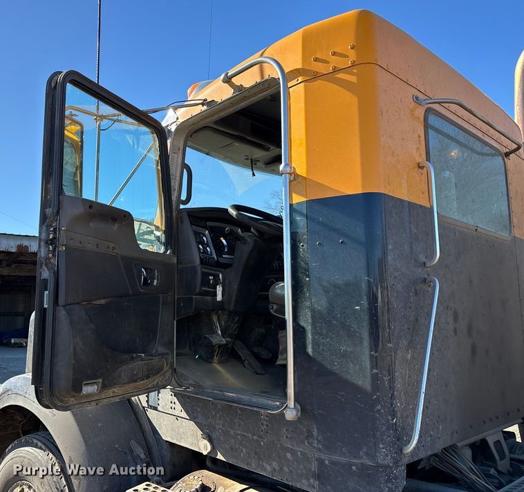 image for item DW7462 2014 Kenworth T800 semi truck