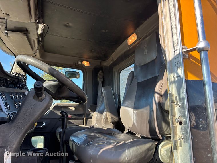 image for item DW7462 2014 Kenworth T800 semi truck