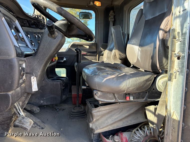 image for item DW7462 2014 Kenworth T800 semi truck