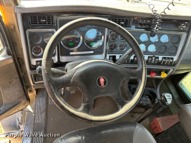 image for item DW7462 2014 Kenworth T800 semi truck